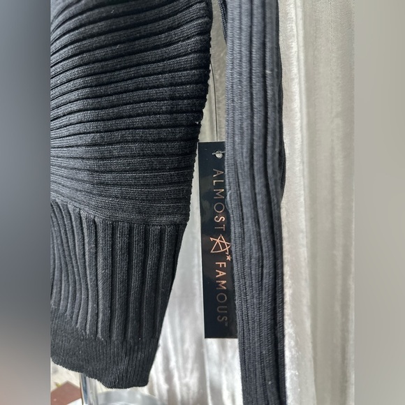 Almost Famous Women’s Knotted Front Cropped Sweater Top size Large​ - Picture 2 of 7